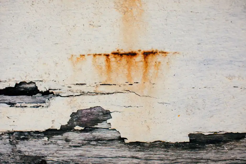Parede de concreto com sinais de desgaste e umidade